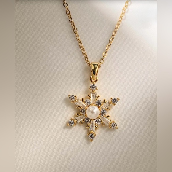 RETAIL 💰400 14K GOLD PLATED Snowflake Pearl Diamond Necklace